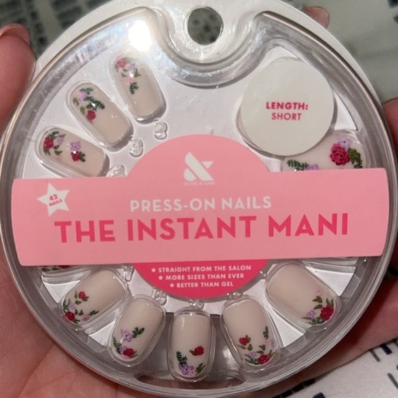 The Instant Mani Press-On Nails – Red Rose Bouquets – Short Squoval | Olive&June - Picture 1 of 7